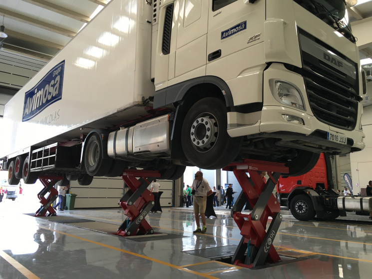 El concesionrio de DAF de Autorrege en Valdemoro cuenta con un elevador de camión completo para facilitar las operaciones de mantenimiento y reparación.