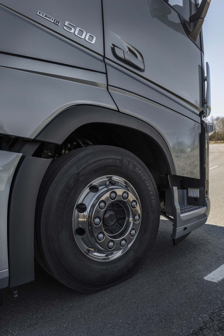 Volvo trucks ha mejorado la eficiencia de sus camiones con una serie de mejoras en los motores.