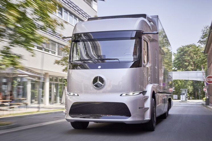 Mercedes entrega las primeras preseries del Urban ETruck a clientes europeos para comrpobar y analizar su comportamiento en condiciones reales de trabajo.