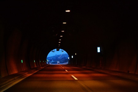 carretera tunel peaje carteles
