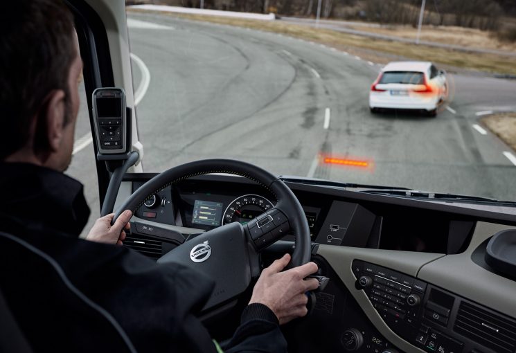 Volvo Trucks sabe que la mejor herramienta de seguridad es el conductor, pero por si acaso, ha desarrollado sistema de seguridad inteligente, como el freno automático de emergencia.