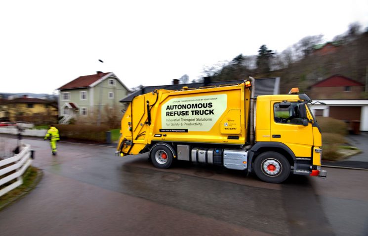Volvo prueba el camión de recogidas de basuras autónomo en Suecia.