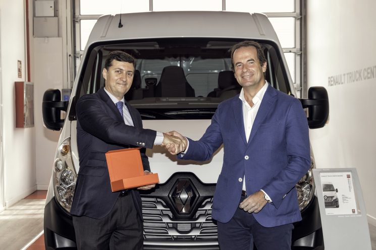 Renault Trucks dona una Master a la asociación OLVIDADOS para el reparto de alimentos en algunas zonas de Madrid.