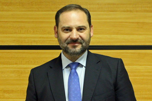 El nuevo Ministro de Fomento, José Luis Ábalos, tiene unos cuantos retos pendientes en su acceso al cargo.