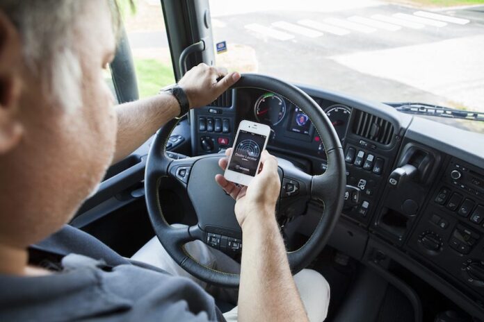 Un conductor utiliza el móvil mientras conduce. Modificación de la Ley de Tráfico