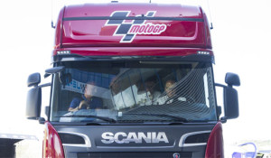 El Campeonato del Mundo de Moto GP se mueve este año a bordo de catorce camiones Scania V8 que arranca este próximo fin de semana en el Gran Premio de Jérez