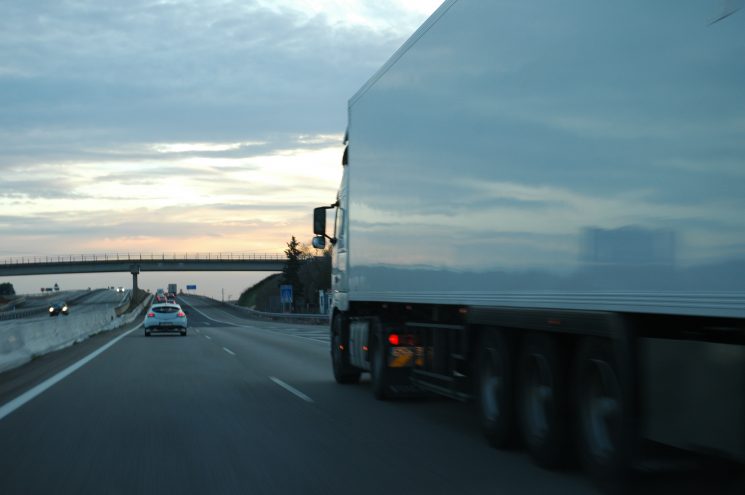 Un camión con matricula de un país del Este circula por una carretera española.