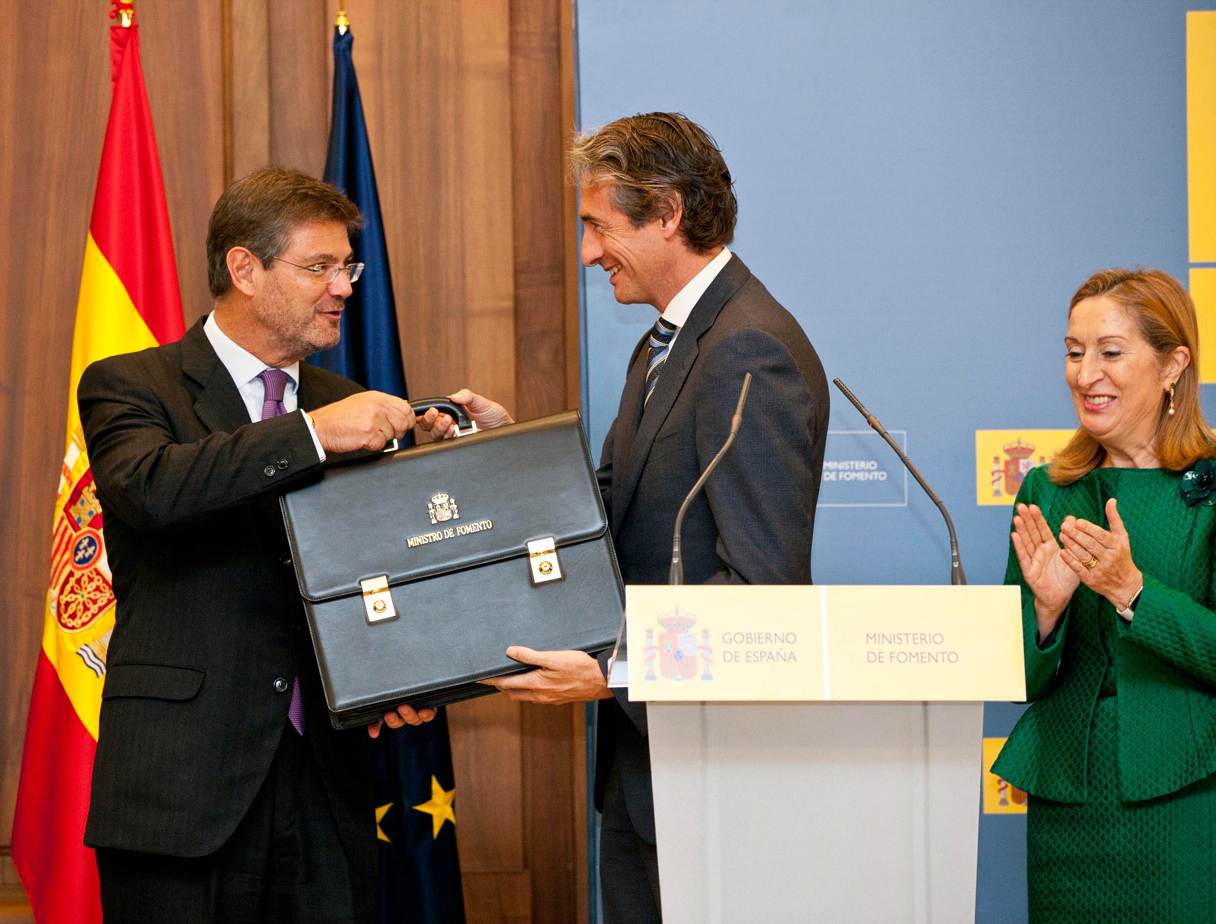 Rafael Catalá entrega la cartera de Ministro de Fomento a Íñigo de la Serna en presencia de Ana Pastor.