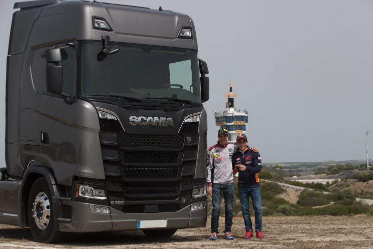 Un Scania de la nueva generación encargado de transportar la motorhome de los hermanos Márquez