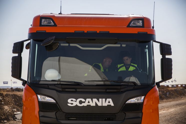 Los Hermanos Márquez a bordeo de la nueva gama de construcción de Scania.