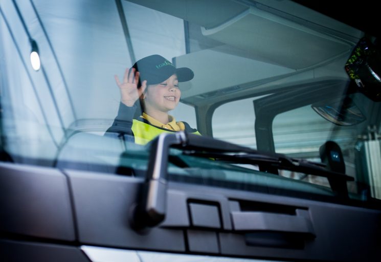 Volvo Trucks ha puesto en marcha su programa de seguridad vial infantil Para Mira Saluda