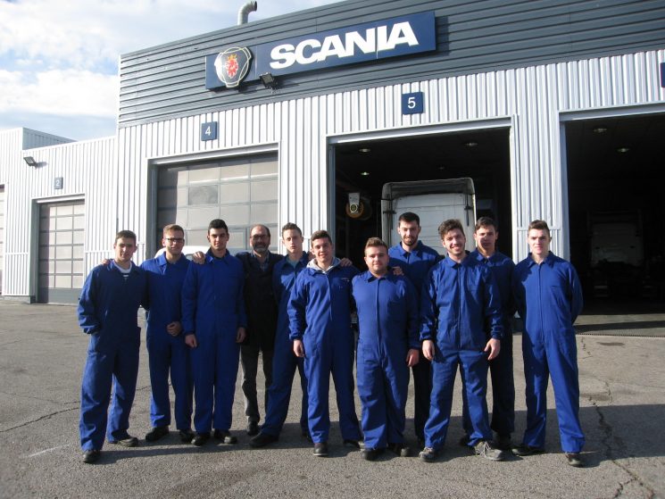 La primera promoción de mecánicos formados por Scania ya tienen trabajo en concesionarios del fabricante Sueco en diferentes puntos de España.