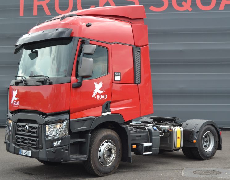 El X-Road es una camión auxiliar de construcción que parte de una tractora T de segunda mano transformada en la fábrica de camiones de Renault de Bourg-en-Bresse.