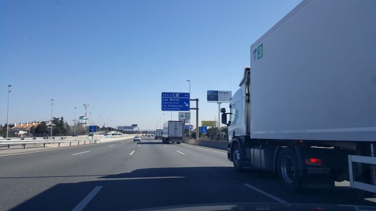 Scania pone en marcha las pruebas del transporte en platooning en España.