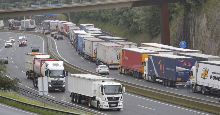 Los controles anunciados por Francia a partir del 1 de mayo pueden provocar enormes atascos en los que los camiones son los que más padecen.
