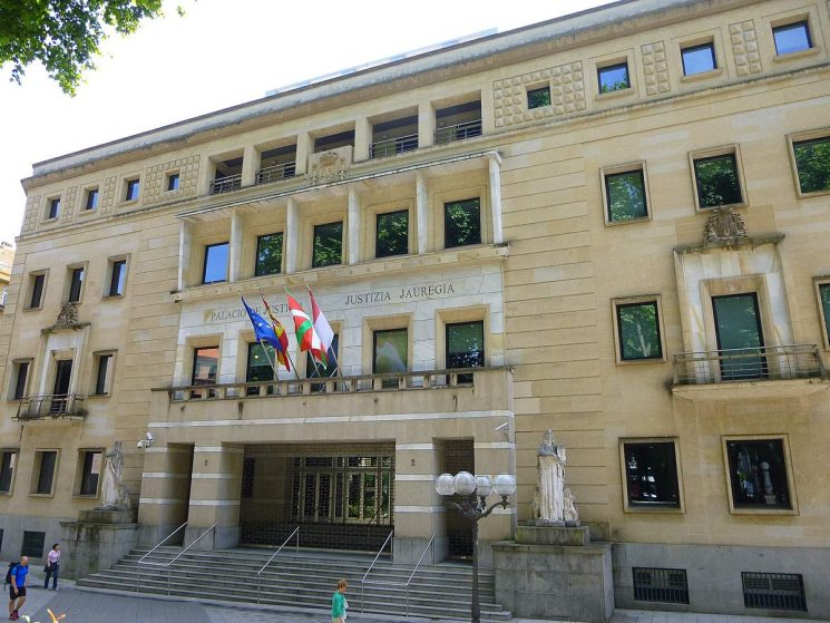 El Tribunal Superior de Justicia del País Vasco ha anulado la norma foral que establece el peaje a camiones en la N1 y en la A15