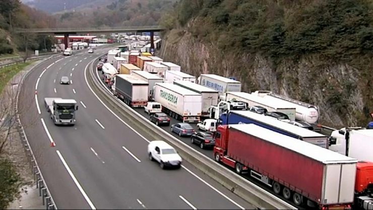 Las asociaciones de transporte piden medidas contundentes ya contra los bloqueos a los camiones en francia por las protestas de los "chalecos amarillos".