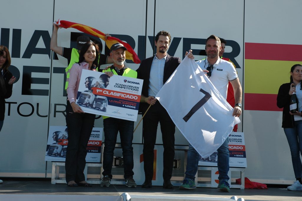 Juan Romeral, ganador de la final nacional del campeonato de conductores de Scania recibe el premio de la mano de los responsables de Scania.