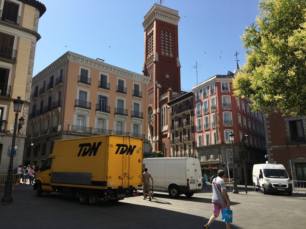 Las asociaciones de transporte se levantan de la mesa de negociaciones con el Ayuntamiento de Madrid ante la negativa de éste de mantener un periodo transitorio más amplio para los vehículos sin distintivo de hasta 3500 kilog.