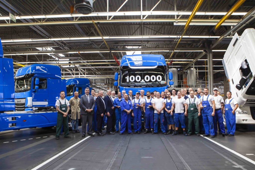 DAF ha hecho entrega ya de la unidad 100000 de la nueva generación del XF y CF, cuya producción se inició en 2017.