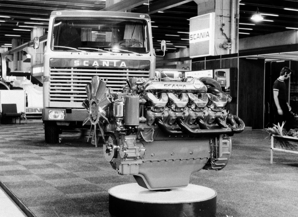 El motor Scania V8 de 14 litros delante de un Scania LB140 en la IAA celebrada en Frankfurt en 1969, cuando se presentó por primera un motor V8.