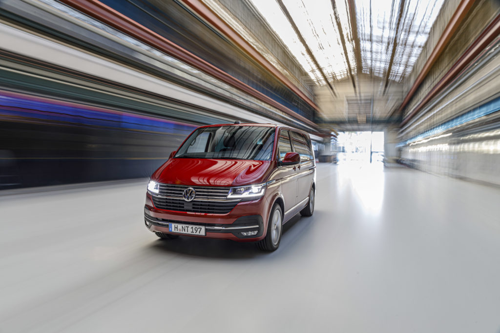 Volkswagen Vehículos Comerciales va a lanzar a finales de año una nueva generación de la Transporter en la que ha incorporado importantes avances en conectividad y conducción asistida.