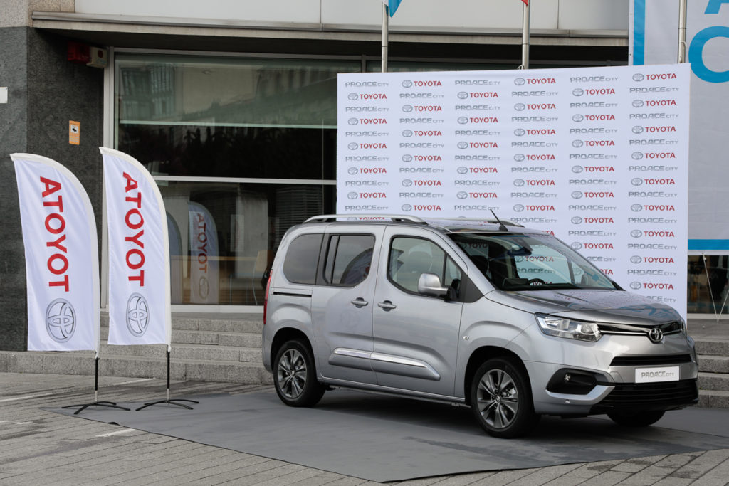 Toyota lanza la nueva furgoneta PROACE City, situada en el segmento de vehículos comerciales ligeros, del que se venden unas 200.000 unidades al año en España.