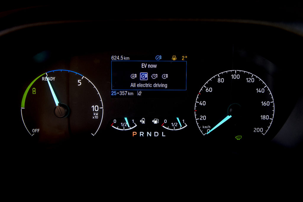 El nuevo display de la Transit Custom PHEV muestra en el centro los cuatro modos de conducción y en el reloj de la izquierda, se ha sustituido el tradicional cuentarrevoluciones por un indicador de funcionamiento del sistema eléctrico.