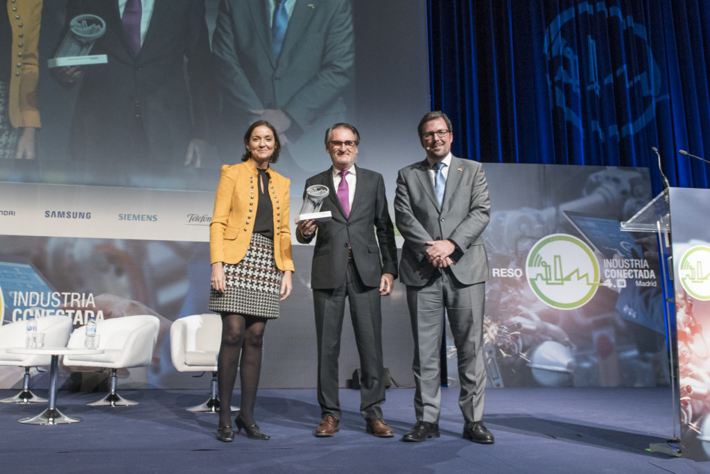 Jaime Revilla (en el centro de la foto), presidente y consejero delegado de IVECO España, recoge el Premio Nacional a la Industria Conectada 4.0 que le ha concedido el Ministerio de Industria a la Planta de Valladolid.