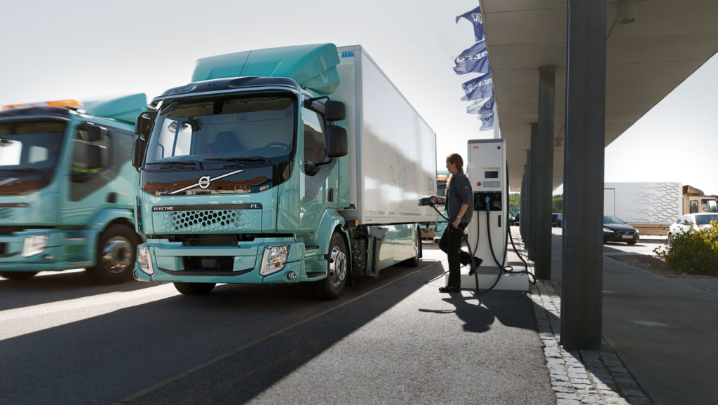 Volvo Trucks comienza la comercialización de las versiones eléctricas del FL y FE en algunos países europeos.