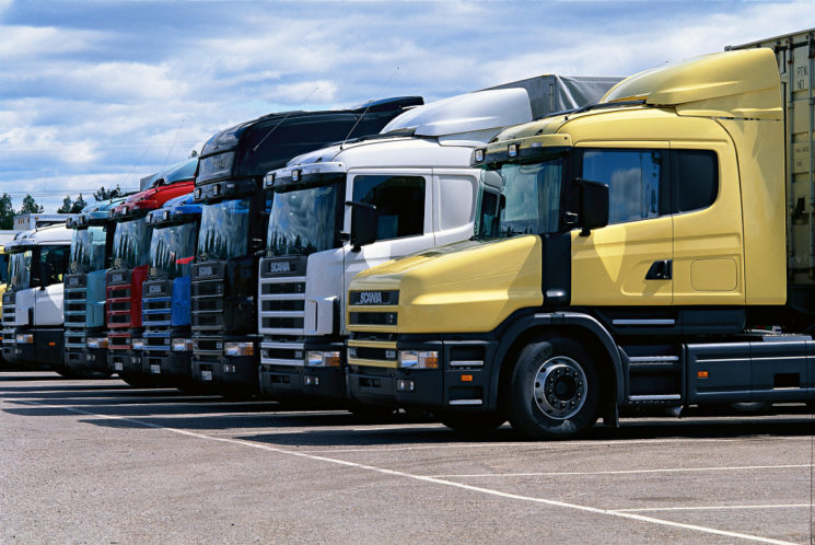 Fomento defiende el mantenimiento del requisito de exigencia de una antigüedad inicial máxima de cinco meses de los camiones para acceder al sector de transporte por primera vez.