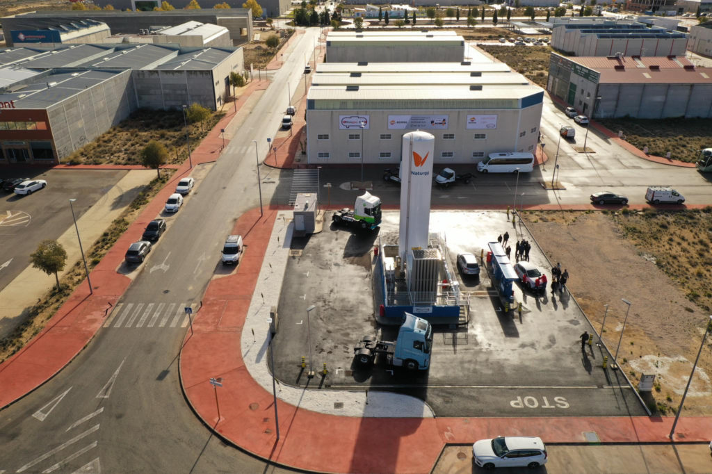 Monegas inaugura la primera gasinera de Albacete.