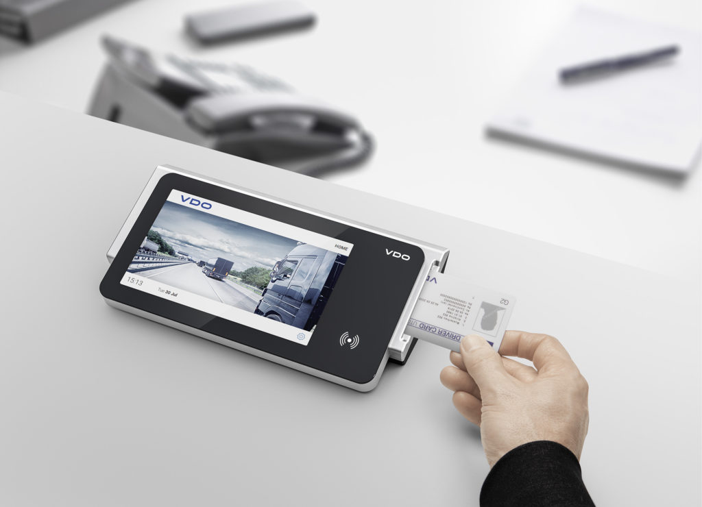 Continental lanza un nuevo lector de tarjetas de conductor y llaves de descarga con pantalla táctil y con wifi para una mayor facilidad de transferencia.