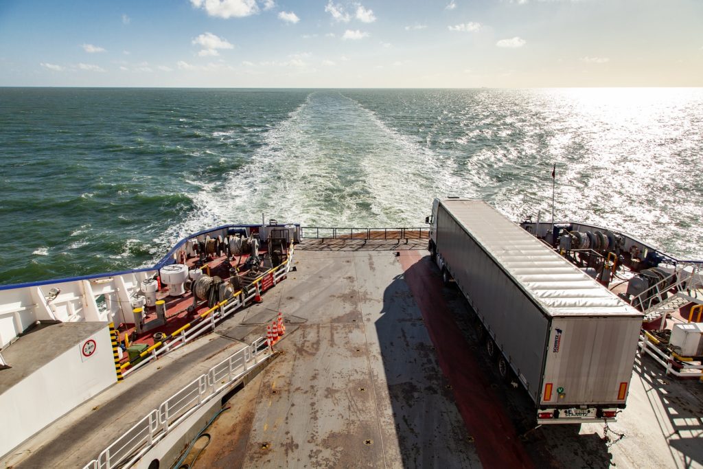 Las navieras han subido hasta un 25% el importe del transporte de un camión de la península a puertos italianos o insulares españoles.
