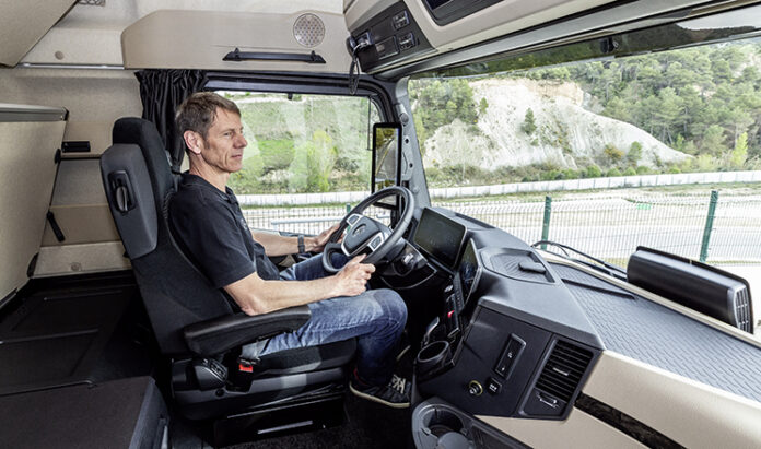 Un conductor realiza su jornada de trabajo diario a bordo de un camión.Transportes flexibiliza los tiempos de conducción