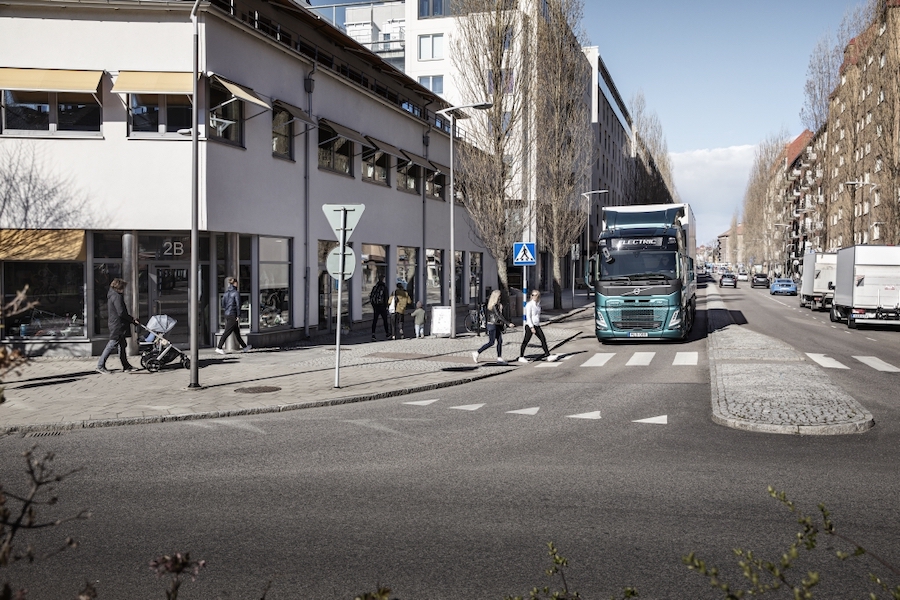Un camión eléctrico Volvo Trucks en recorrido urbano emite sonidos para advertir a los usuarios vulnerables de su presencia