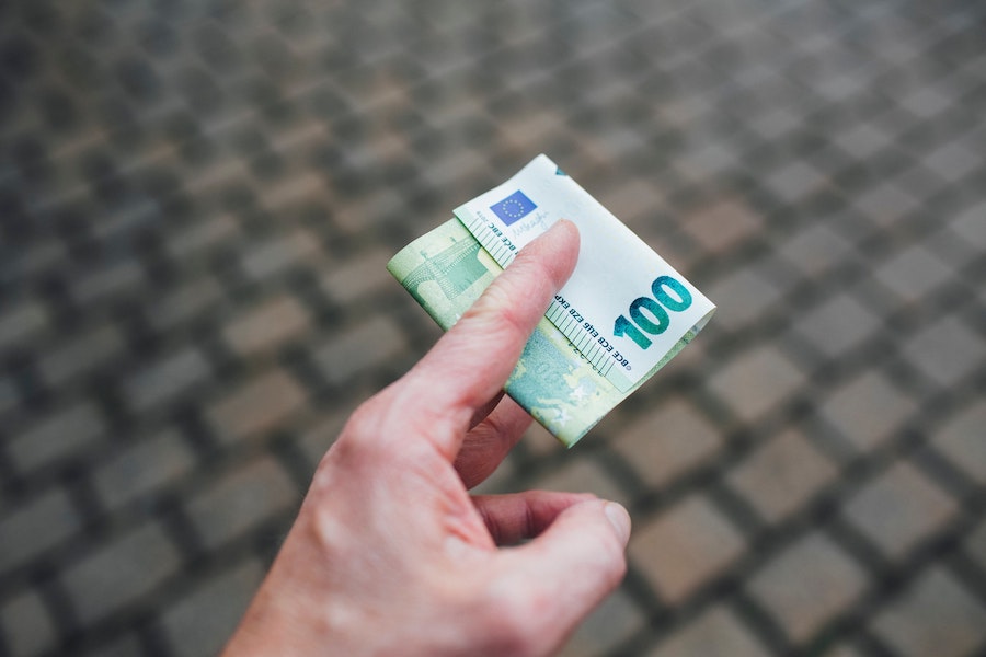Un hombre pagaron un billete de 100 euros