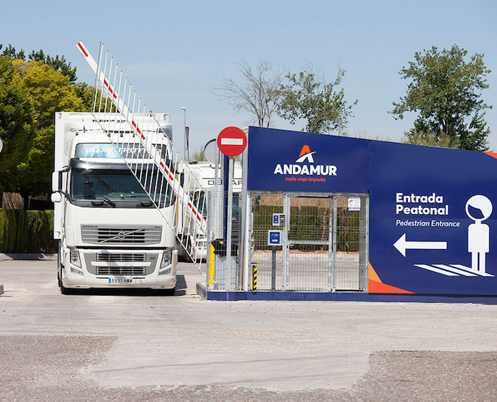 Un camión entra en la estación de servicio de Andamur en Guarromán.