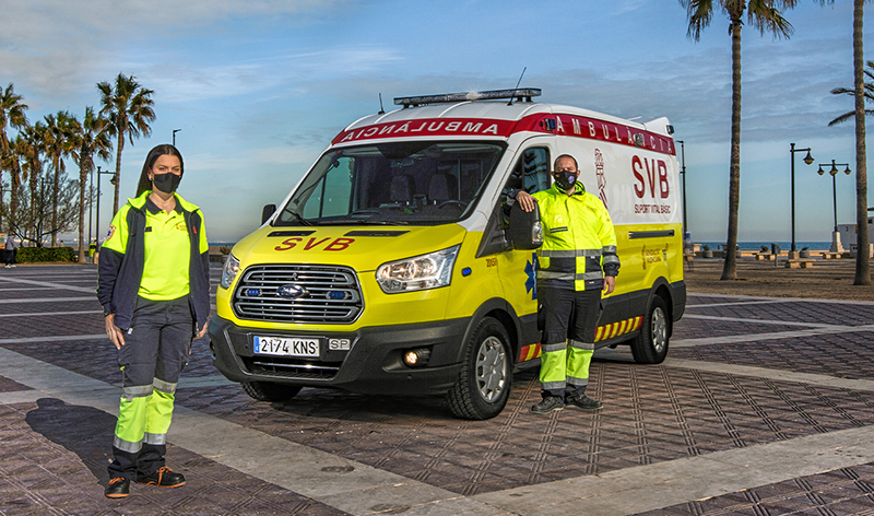 Ambulancia Ford con los protagonistas del video lifesavers