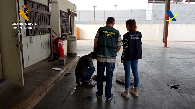 La Guardia Civil inspecciona el gasóleo de una estación de servicio low cost