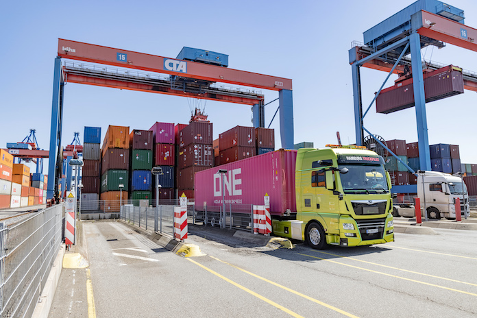 Un camión MAN carga un contenedor de forma autónoma en el puerto de Hamburgo en Alemania.