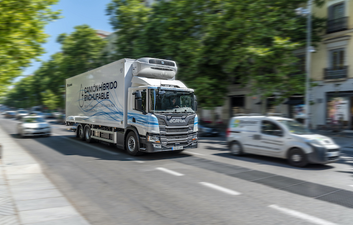 Un Scania híbrido enchufable en operaciones de transporte en Madrid.