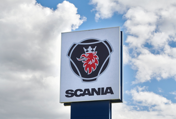 Logo Scania en la planta de Sodertalje, en Suecia.