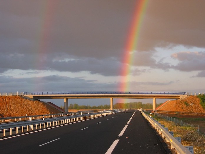 Carretera sin circulación con arcoíris