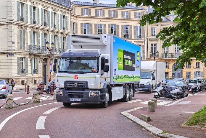 Un Renault Trucks D Wide ZE de temperatura controlada realizando distribución urbana