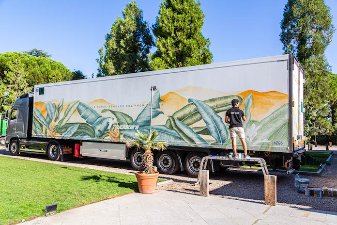 proceso de pintura del camión con pintura ecosostenible que reduce las emisiones de CO2.