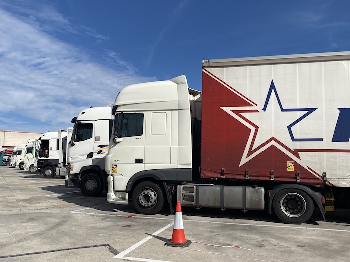 Camiones de empresas extranjeras pasan el descanso en campas en España