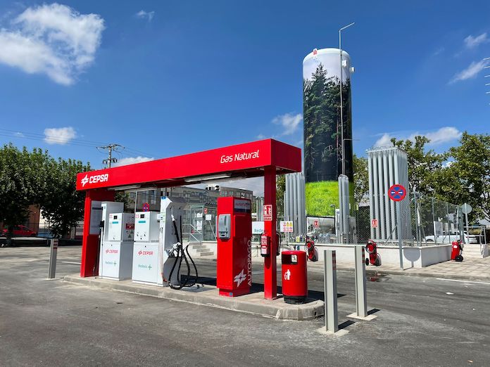 Instalaciones de la gasinera inaugurada en Getafe, en la A4, por Cepsa y Redexis.