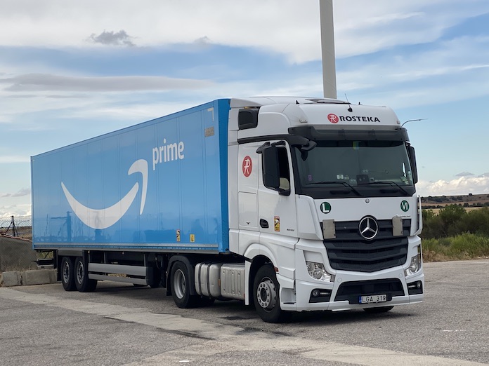 camión con matrícula lituana que trabaja para Amazon en España