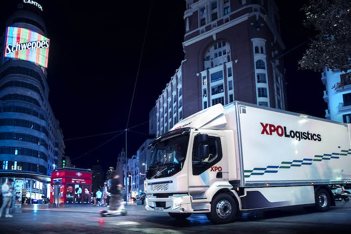 Un Volvo FL Eléctrico circula de noche por Madrid para XPO Logistic